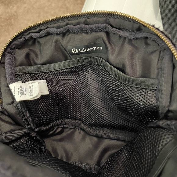 Lululemon Feeling Ready Pouch - Picture 2 of 5